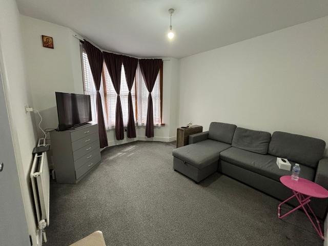 Apartment for rent in Newbury Park, Greater London