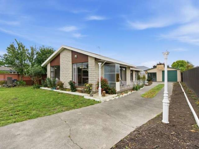House for sale in Chaslands, Canterbury