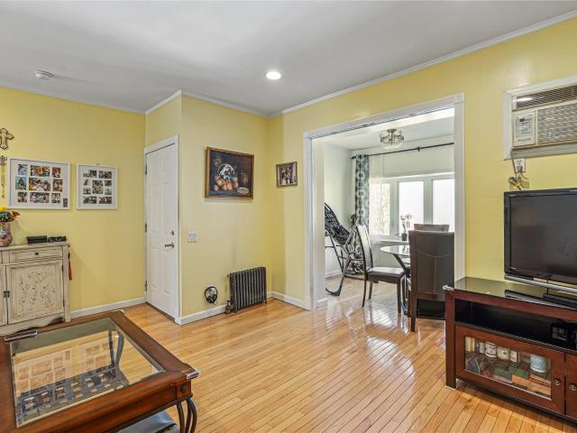 Townhouse for sale in Astoria