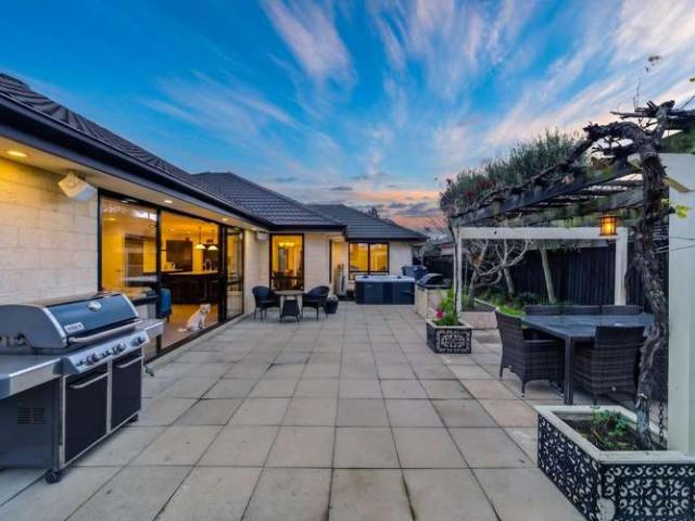 House for sale in Chaslands, Canterbury