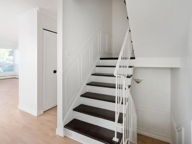 Townhouse for rent in Kirkland, Quebec