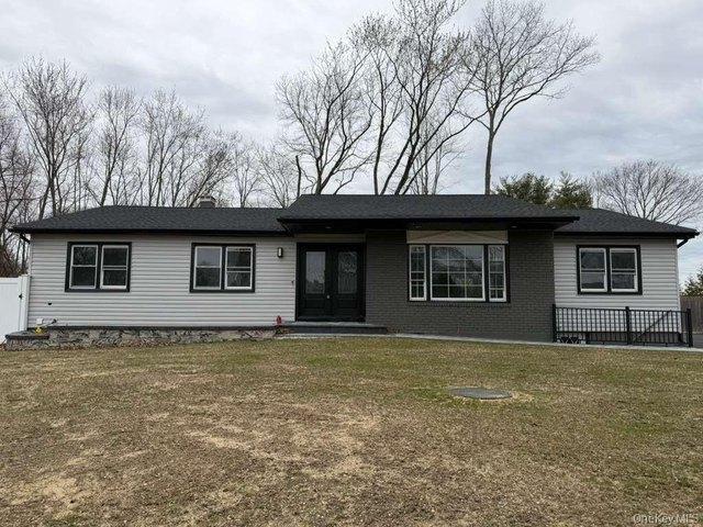 House for sale in Smithtown, New York