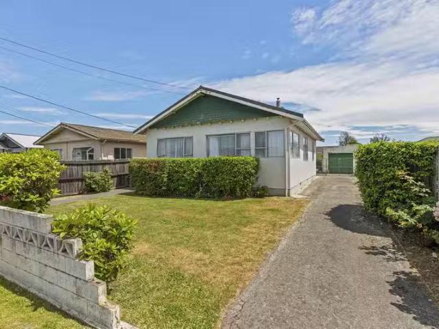 House for sale in Chaslands, Canterbury