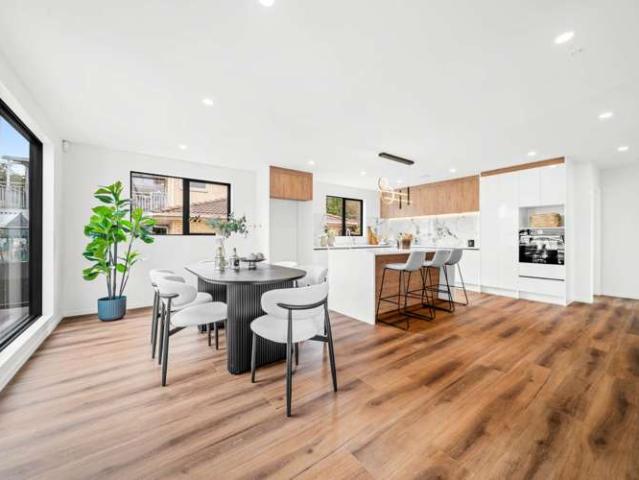 Townhouse for sale in Sunnynook