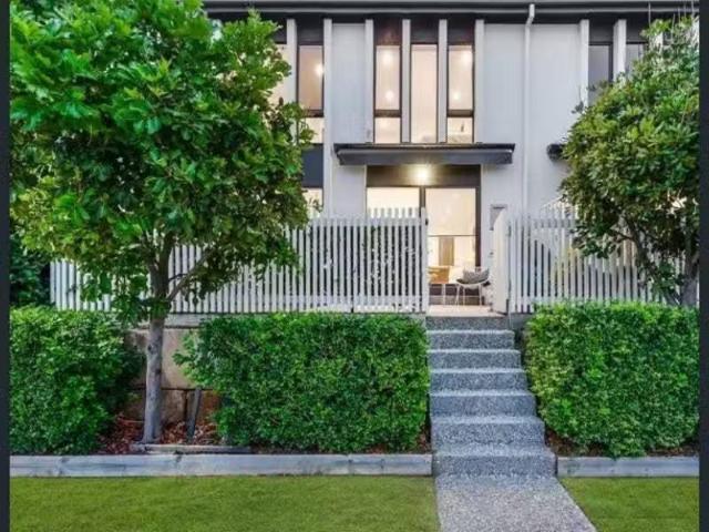 Condo for rent in Helensvale Town Centre Condo for rent in Helensvale Town Centre