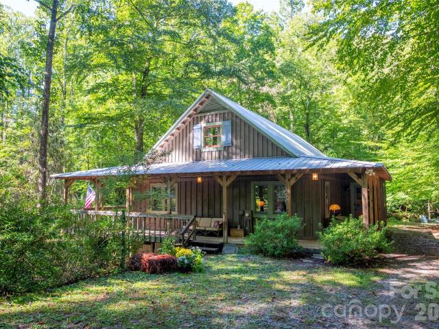 House for sale in Mountain Page, Saluda