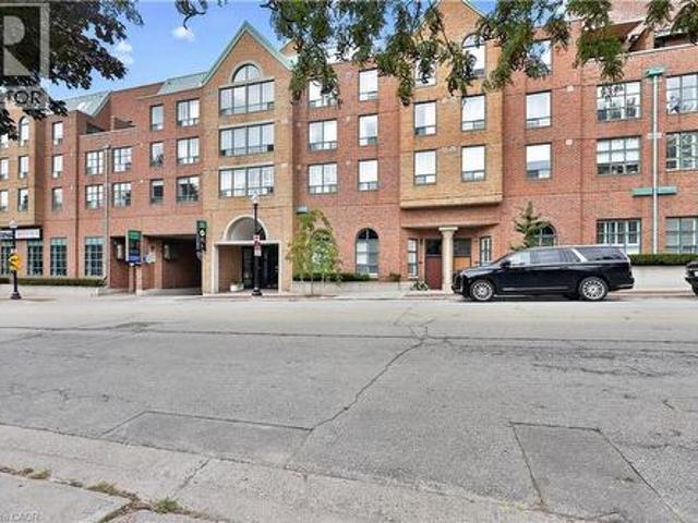 Condo for sale in Downtown Oakville, Oakville
