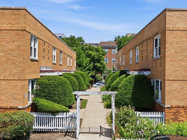 Townhouse for sale in Oak Park, Illinois