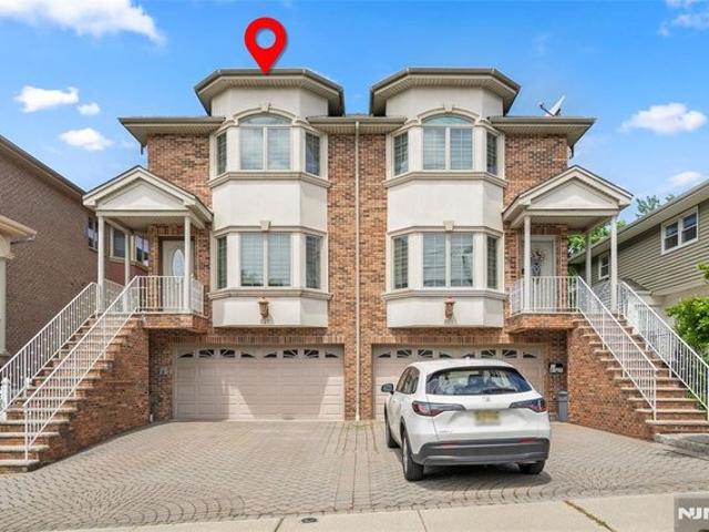 Townhouse for sale in Palisades Park, New Jersey