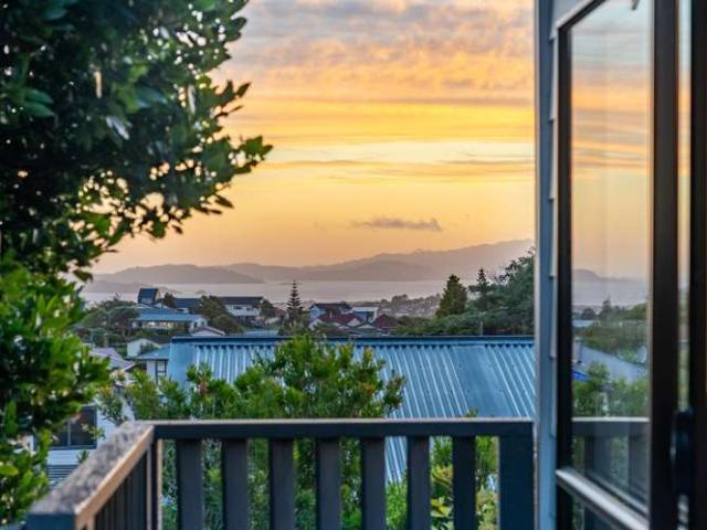 House for sale in Days Bay, Wellington