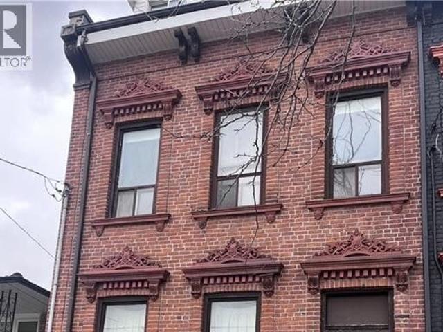 Townhouse for sale in Ancaster, Ontario