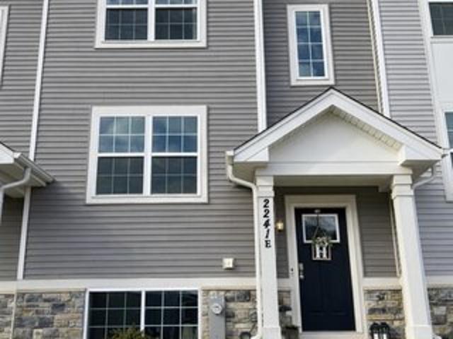 Townhouse for sale in Mchenry, Illinois