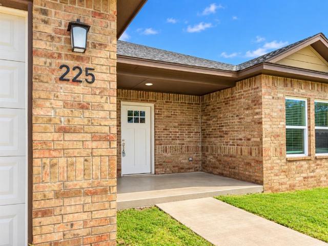 House for sale in Mustang, Canadian County