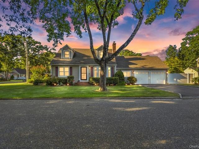 House for sale in Miller Place, New York