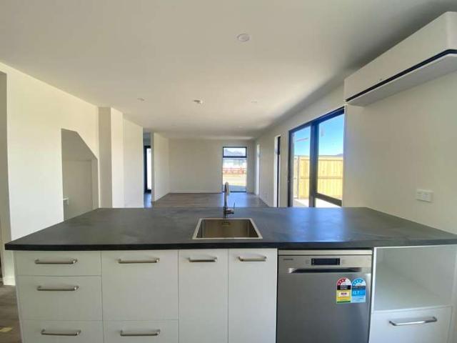 Townhouse for rent in Chaslands, Canterbury