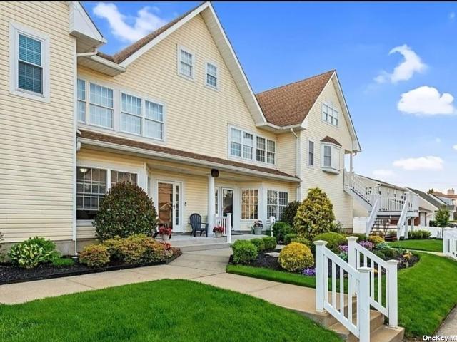 Townhouse for sale in Nassau, New York