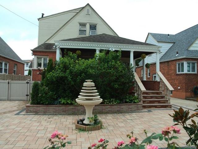 House for sale in Queens, Arverne