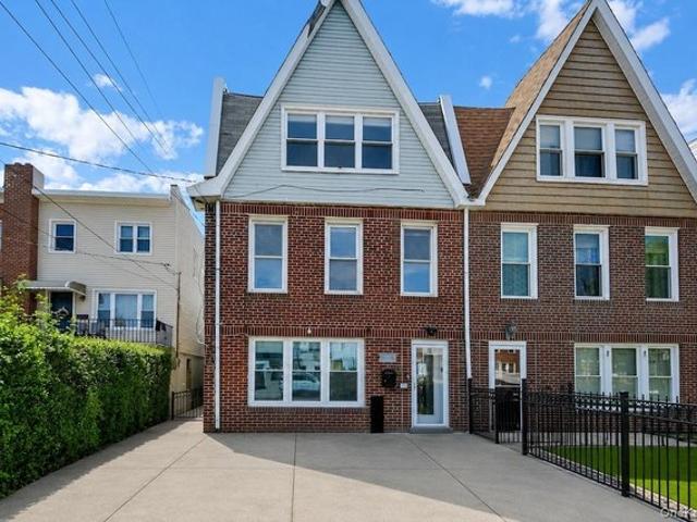 House for sale in The Bronx, Arverne