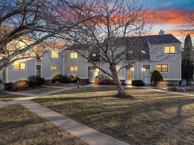 Condo for sale in New London