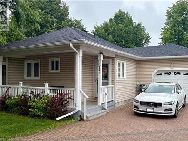 Condo for sale in Ancaster, Ontario