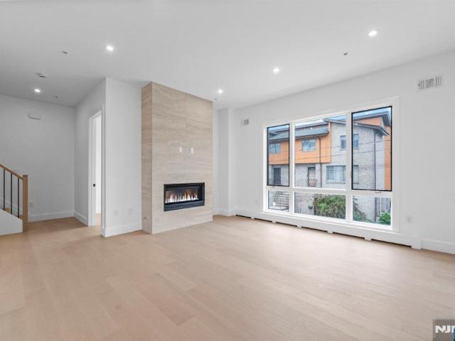 Townhouse for sale in Fort Lee