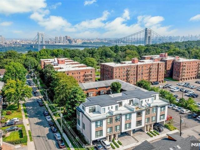 Townhouse for sale in Fort Lee, New Jersey