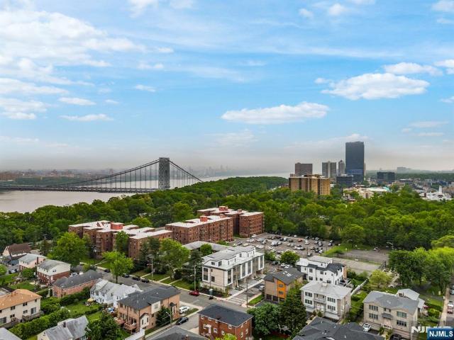 Townhouse for sale in Fort Lee