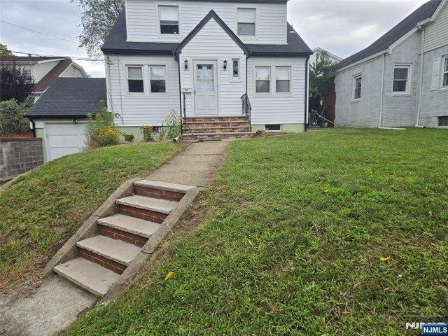 House for sale in Elmwood Park, New Jersey