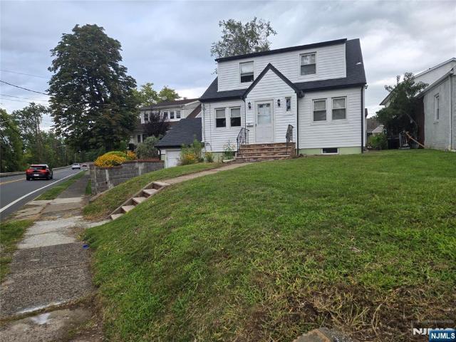 House for sale in Elmwood Park, New Jersey