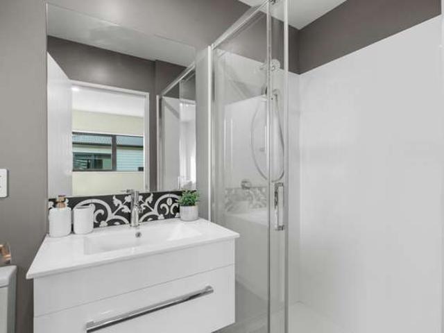 Townhouse for sale in Chaslands, Canterbury