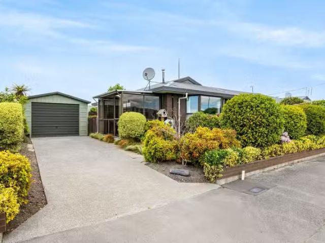 House for sale in Chaslands, Canterbury