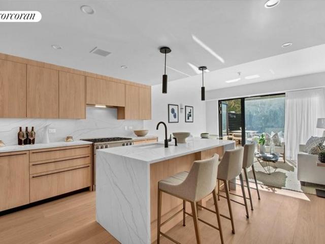 Townhouse for sale in Arverne, New York