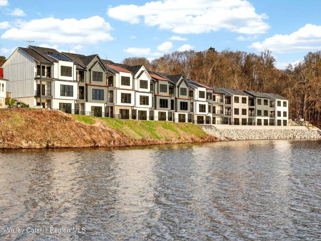 Townhouse for sale in Bloomington, New York