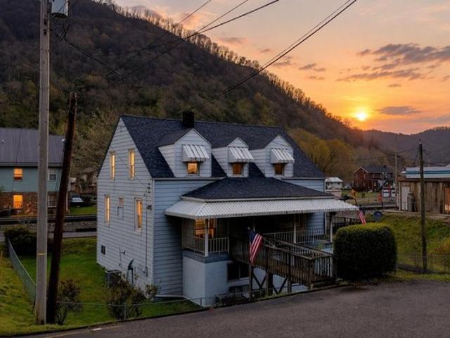 House for sale in Smithers, West Virginia