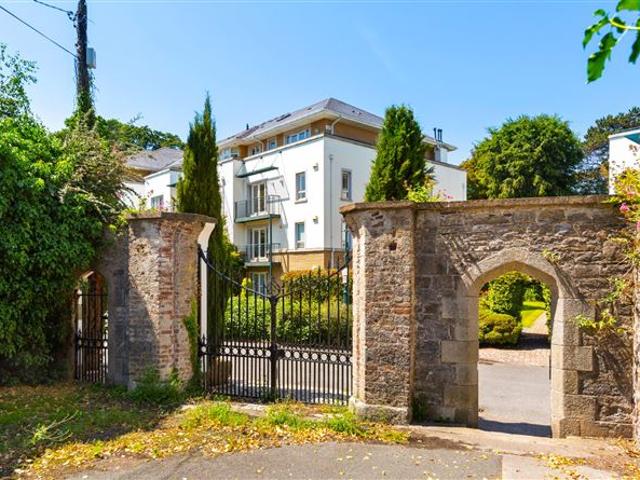 Flat for sale in Blackrock