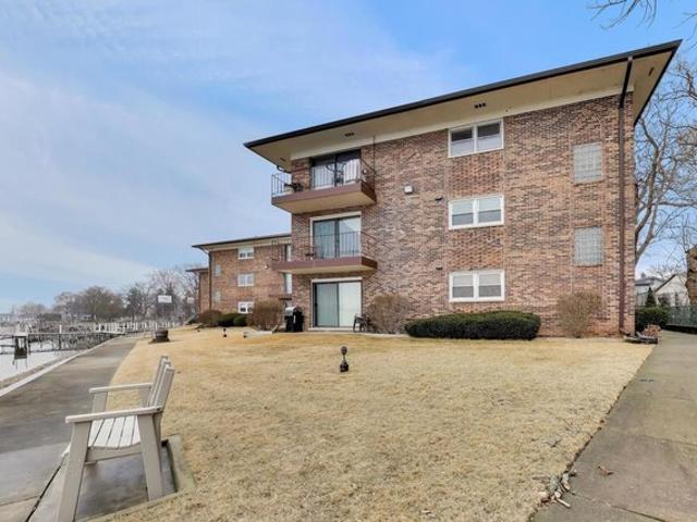 Condo for sale in Fox Lake, Illinois
