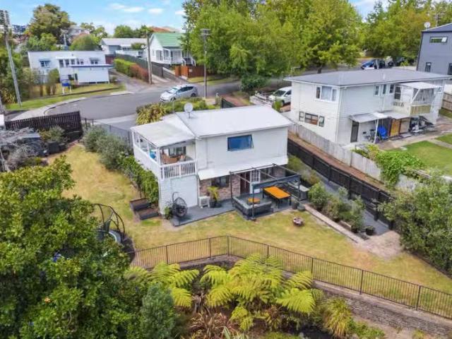House for sale in Oratia