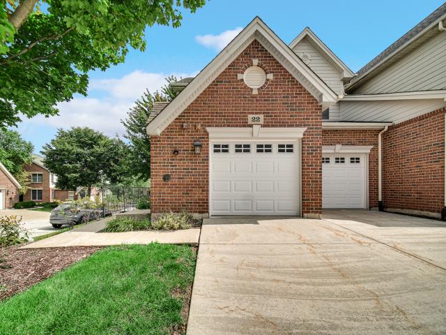 Townhouse for sale in Hawthorn Woods, Lake County