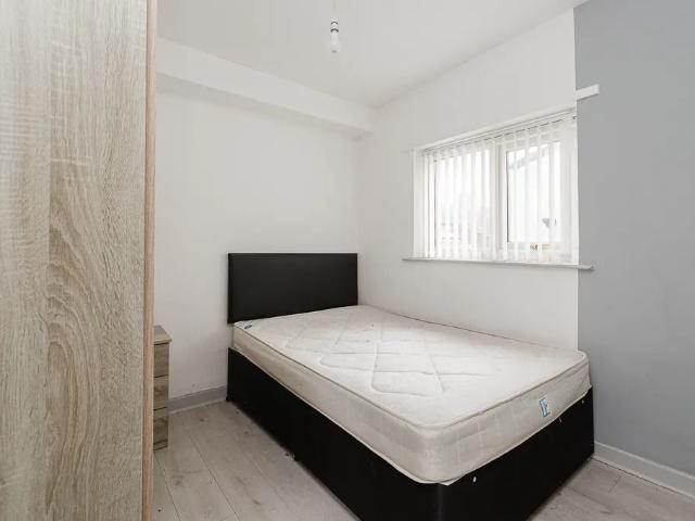 House for rent in Calderstones