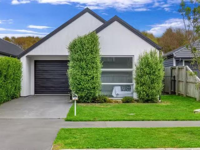 House for sale in Chaslands, Canterbury