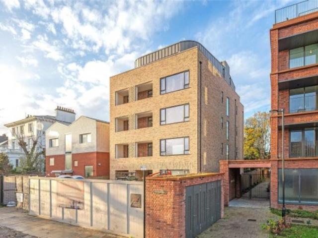 Apartment for sale in Streatham Hill, Greater London