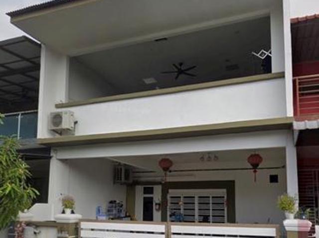 Terraced House for sale in Malaka