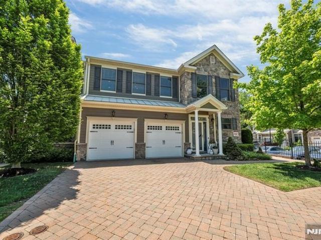 Townhouse for sale in Allendale, New Jersey