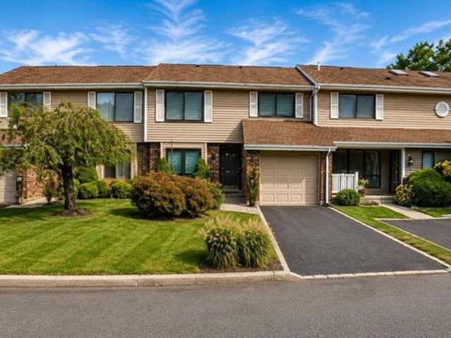 Condo for sale in Hidden Ponds Home Owners Association, Town of Smithtown