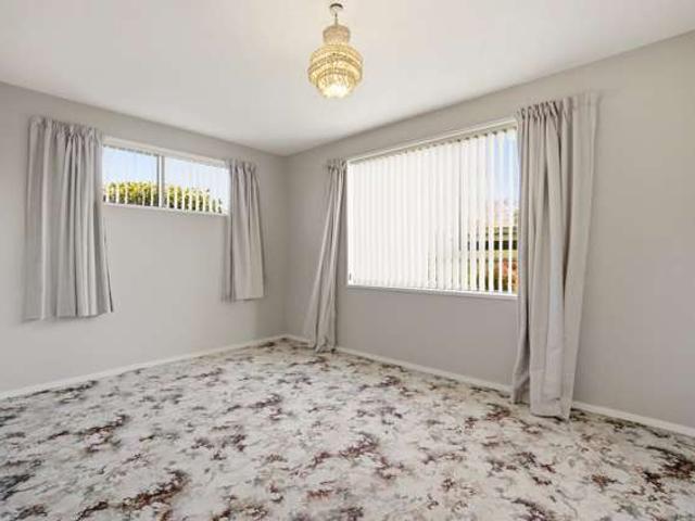 Townhouse for sale in Chaslands, Canterbury