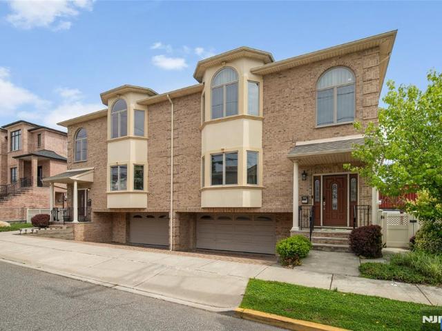 Townhouse for sale in Palisades Park, New Jersey