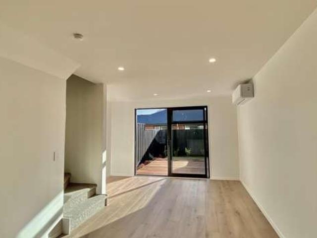 Townhouse for rent in Edgeware, Canterbury