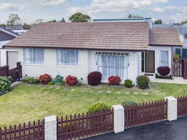 Property for sale in Chaslands, Canterbury