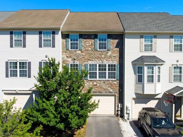Townhouse for sale in Falling Waters, West Virginia