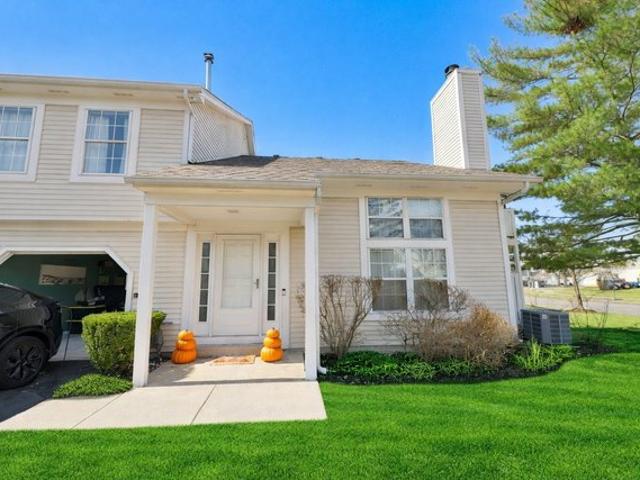 Townhouse for sale in Streamwood, Illinois